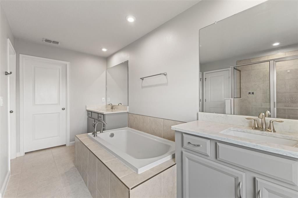 En Venta: $469,900 (4 camas, 3 baños, 2574 Pies cuadrados)