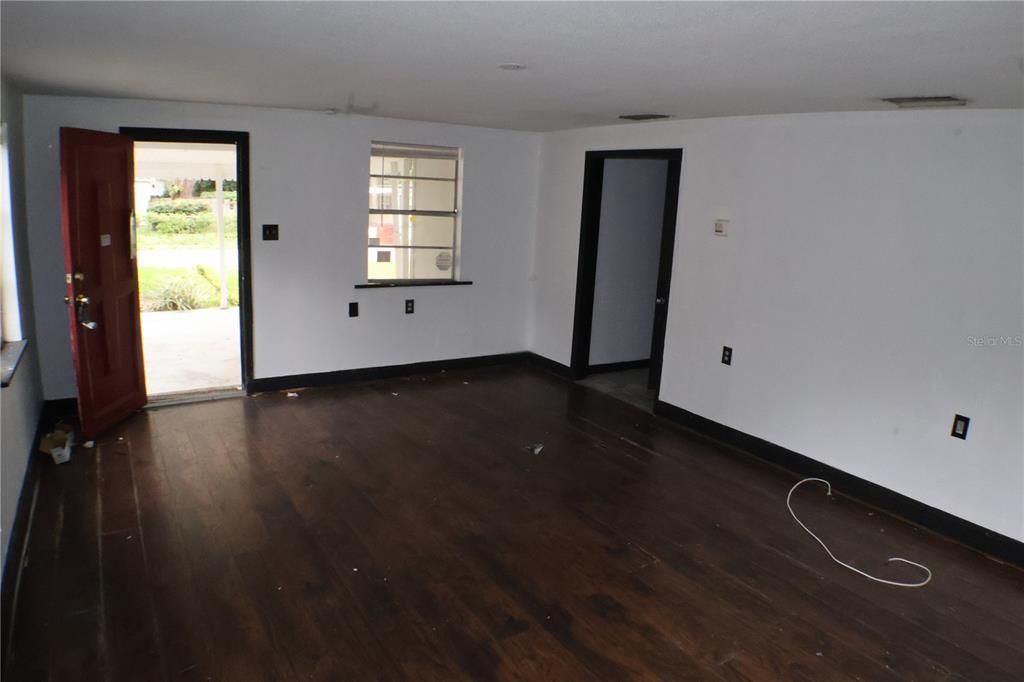 For Sale: $199,900 (3 beds, 1 baths, 1180 Square Feet)