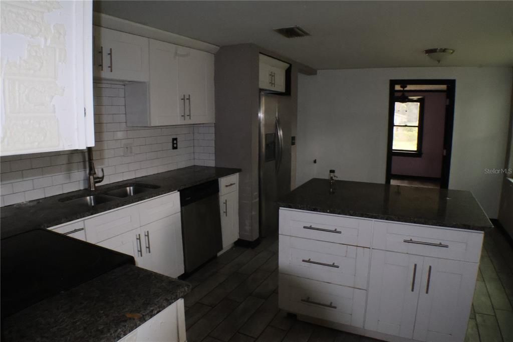 For Sale: $199,900 (3 beds, 1 baths, 1180 Square Feet)