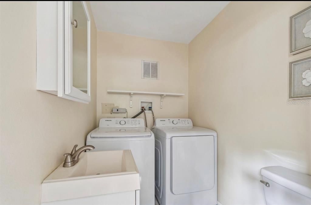For Sale: $585,000 (3 beds, 1 baths, 908 Square Feet)