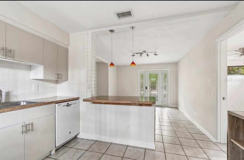For Sale: $585,000 (3 beds, 1 baths, 908 Square Feet)