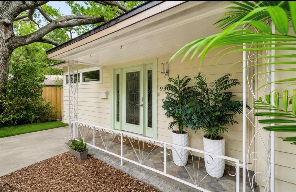 For Sale: $585,000 (3 beds, 1 baths, 908 Square Feet)