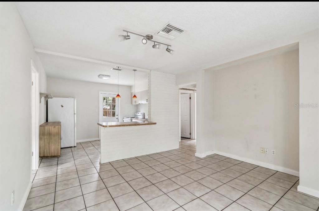 For Sale: $585,000 (3 beds, 1 baths, 908 Square Feet)