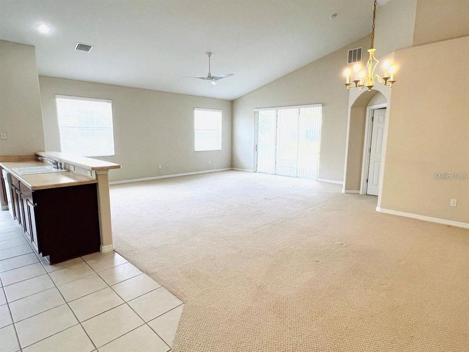For Rent: $1,900 (3 beds, 2 baths, 1939 Square Feet)