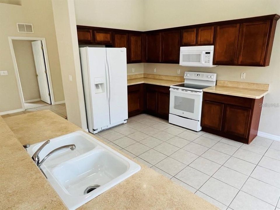 For Rent: $1,900 (3 beds, 2 baths, 1939 Square Feet)