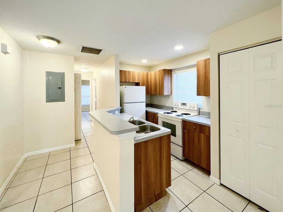 For Rent: $1,650 (3 beds, 2 baths, 810 Square Feet)