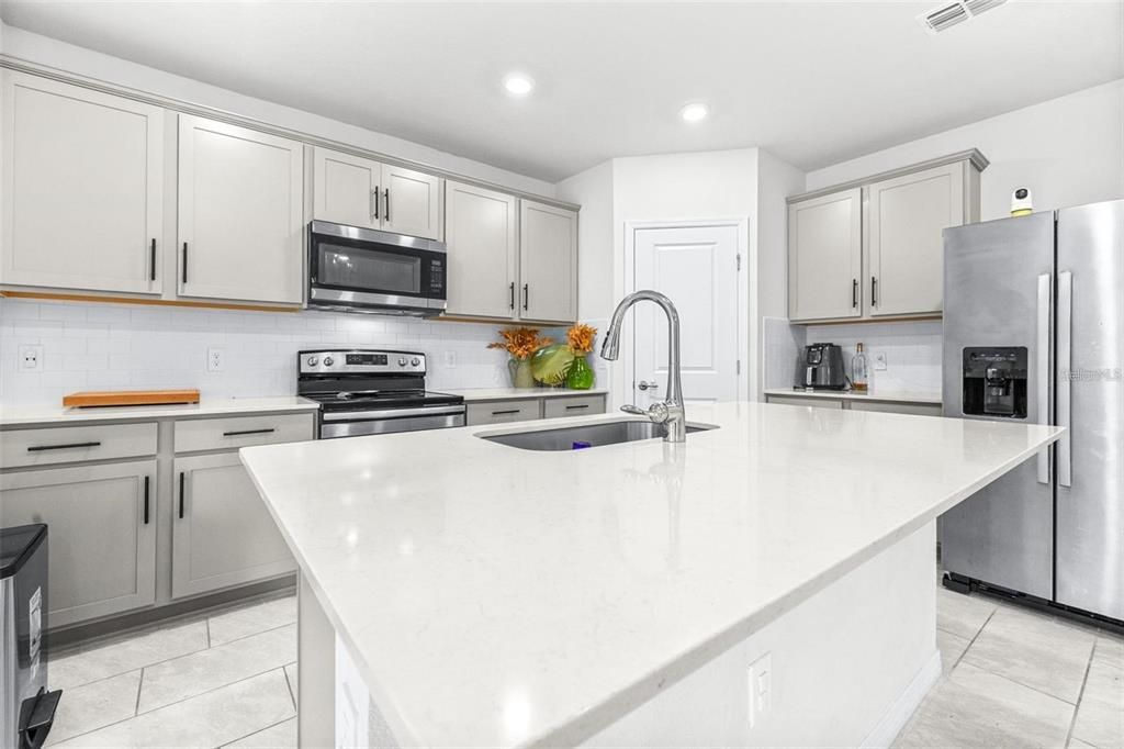 For Rent: $2,100 (3 beds, 2 baths, 1659 Square Feet)