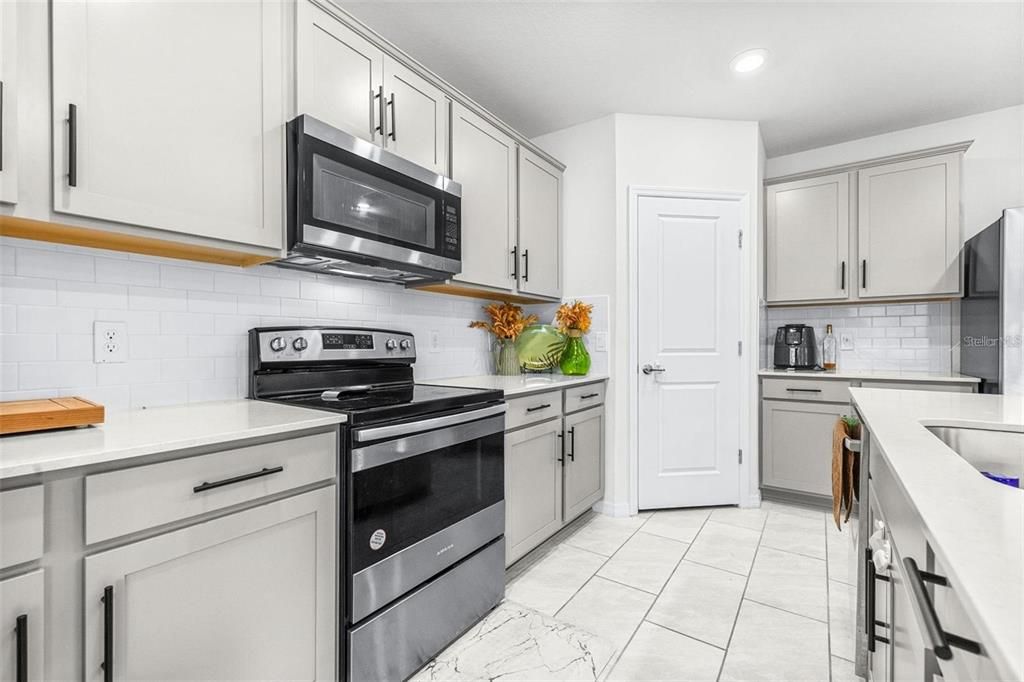 For Rent: $2,100 (3 beds, 2 baths, 1659 Square Feet)