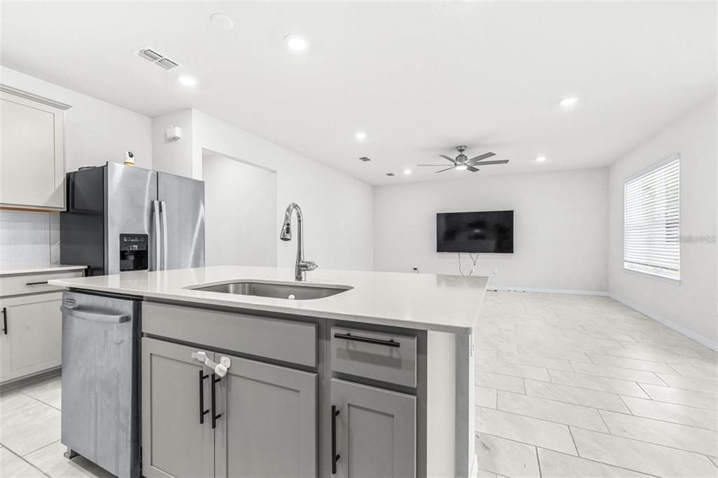 For Rent: $2,100 (3 beds, 2 baths, 1659 Square Feet)