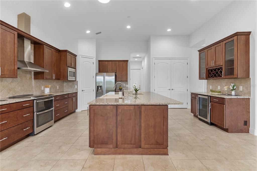 En Venta: $549,000 (4 camas, 3 baños, 2532 Pies cuadrados)