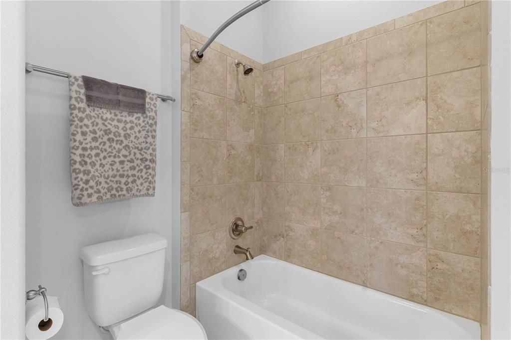En Venta: $549,000 (4 camas, 3 baños, 2532 Pies cuadrados)