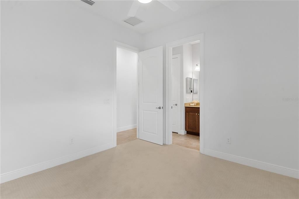 En Venta: $549,000 (4 camas, 3 baños, 2532 Pies cuadrados)