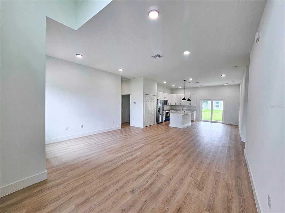 For Sale: $325,000 (4 beds, 2 baths, 1903 Square Feet)