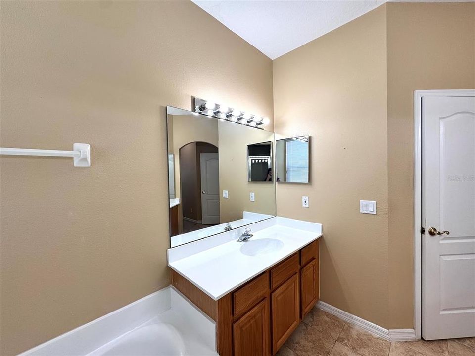 For Rent: $3,399 (4 beds, 2 baths, 2288 Square Feet)