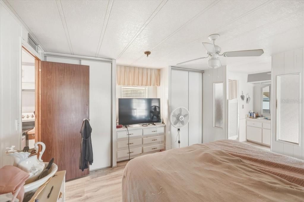 For Sale: $237,000 (2 beds, 2 baths, 1398 Square Feet)