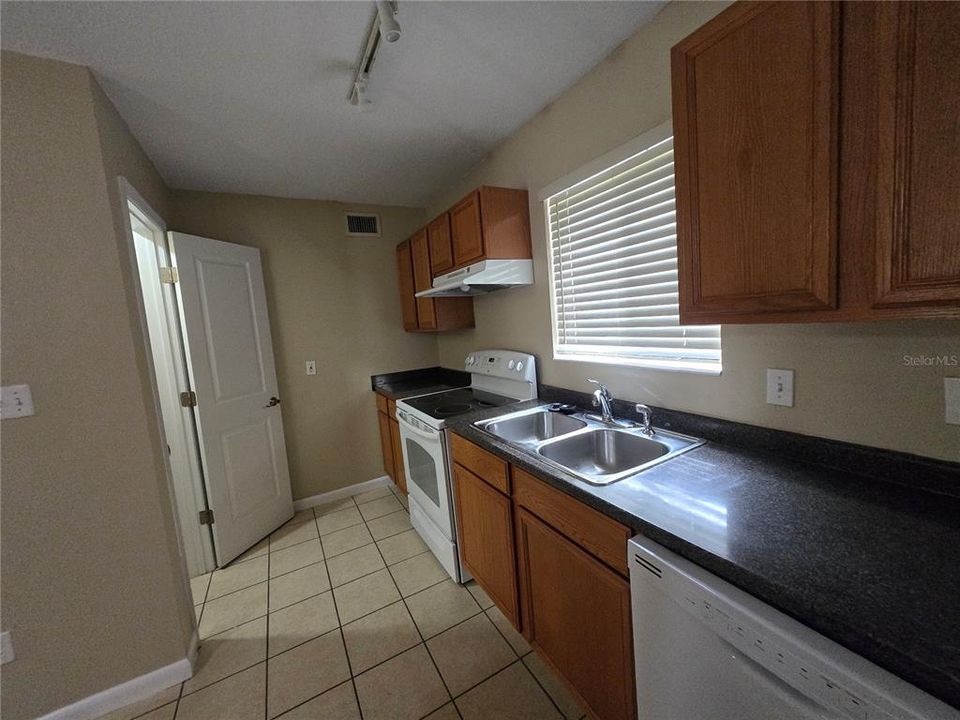 For Rent: $1,275 (2 beds, 2 baths, 900 Square Feet)