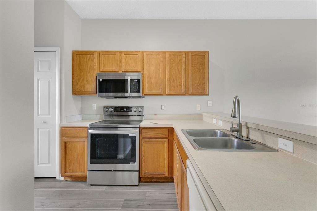 For Sale: $295,000 (2 beds, 2 baths, 1275 Square Feet)