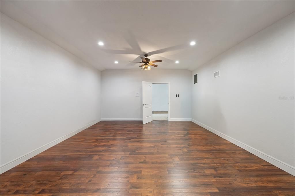 En Venta: $1,150,000 (4 camas, 2 baños, 5475 Pies cuadrados)