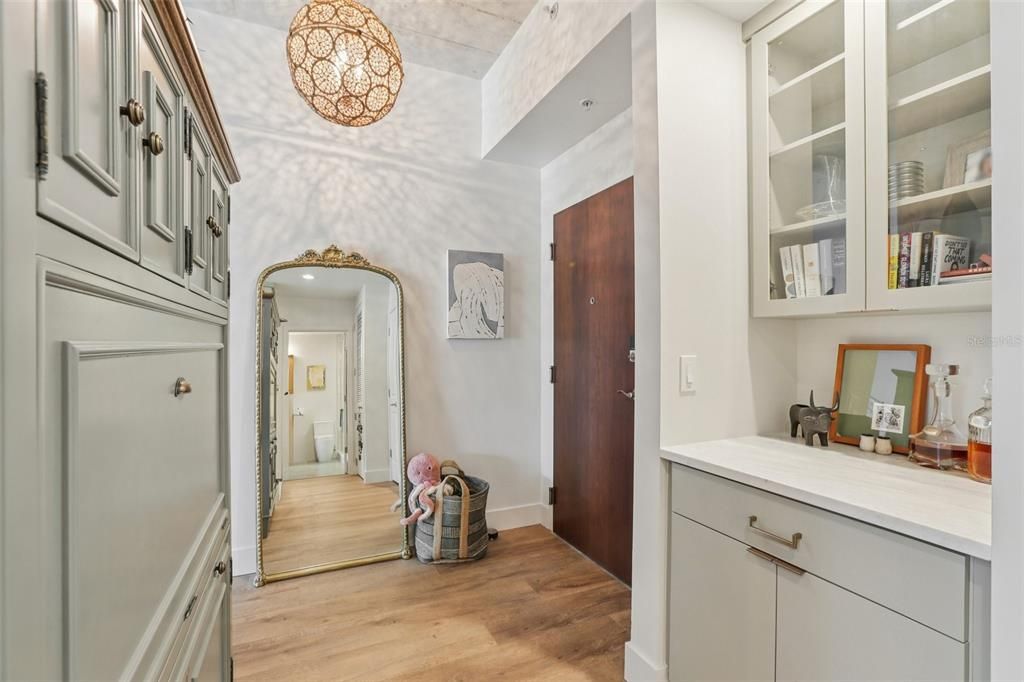 For Sale: $525,000 (1 beds, 1 baths, 846 Square Feet)