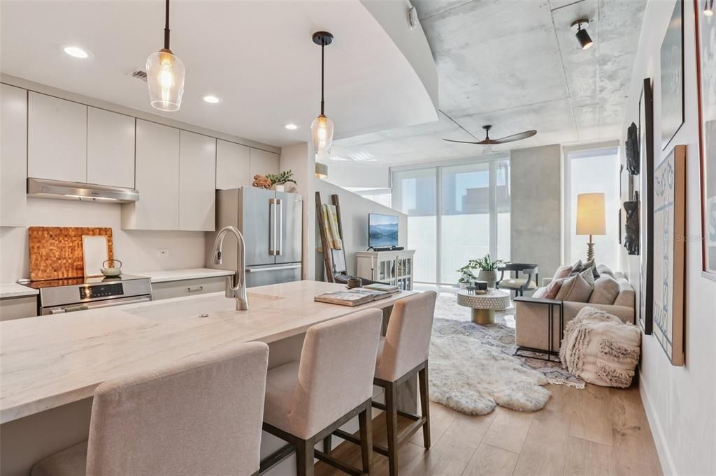 For Sale: $525,000 (1 beds, 1 baths, 846 Square Feet)