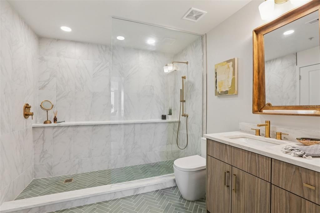 For Sale: $525,000 (1 beds, 1 baths, 846 Square Feet)
