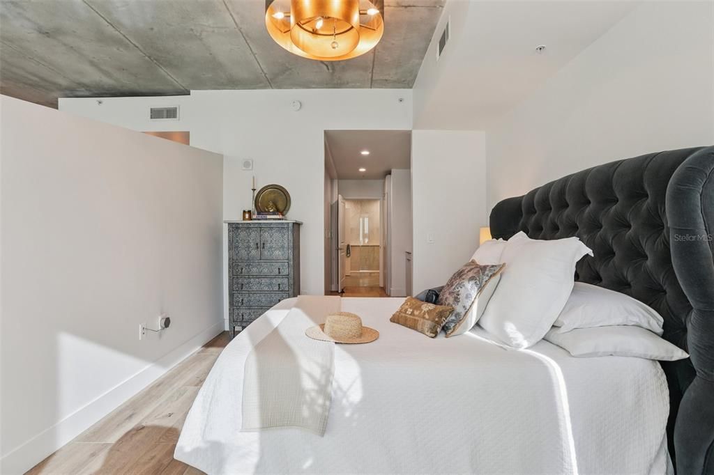 For Sale: $525,000 (1 beds, 1 baths, 846 Square Feet)