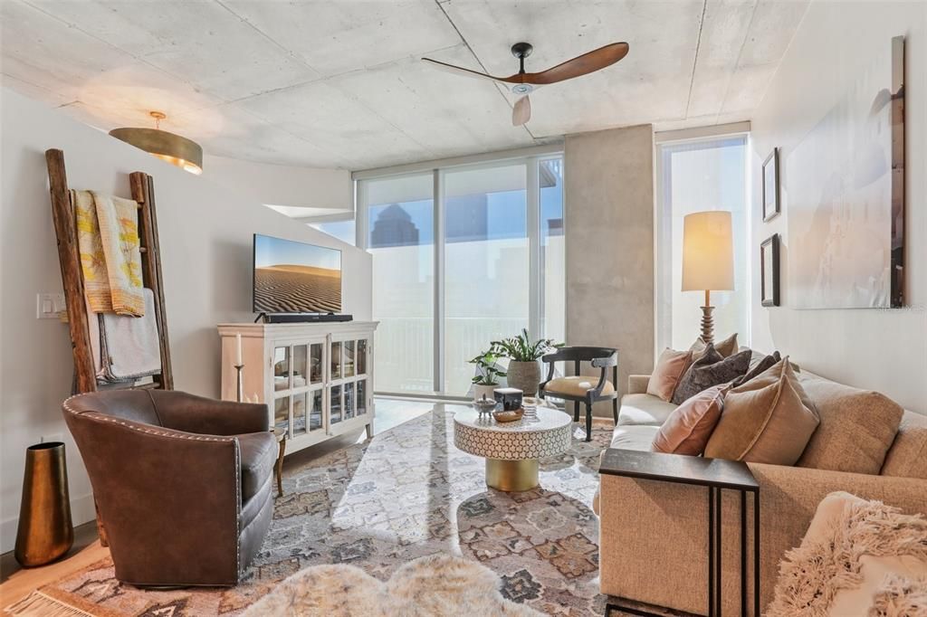 For Sale: $525,000 (1 beds, 1 baths, 846 Square Feet)
