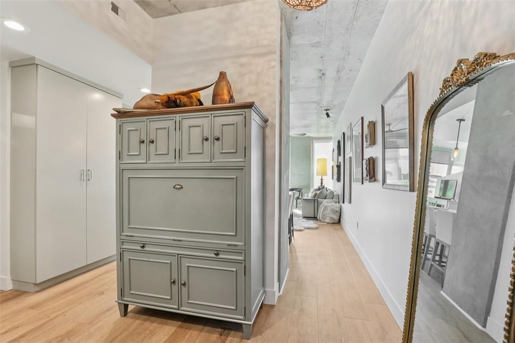 For Sale: $525,000 (1 beds, 1 baths, 846 Square Feet)