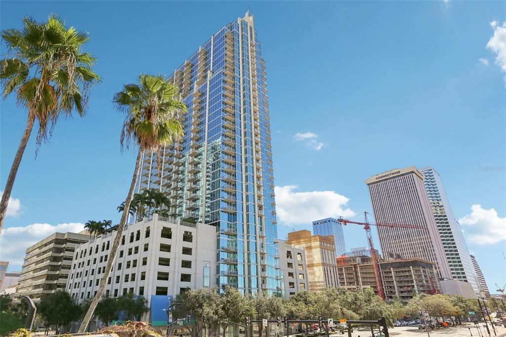 For Sale: $525,000 (1 beds, 1 baths, 846 Square Feet)