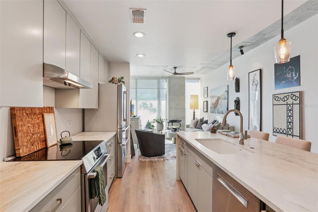 For Sale: $525,000 (1 beds, 1 baths, 846 Square Feet)