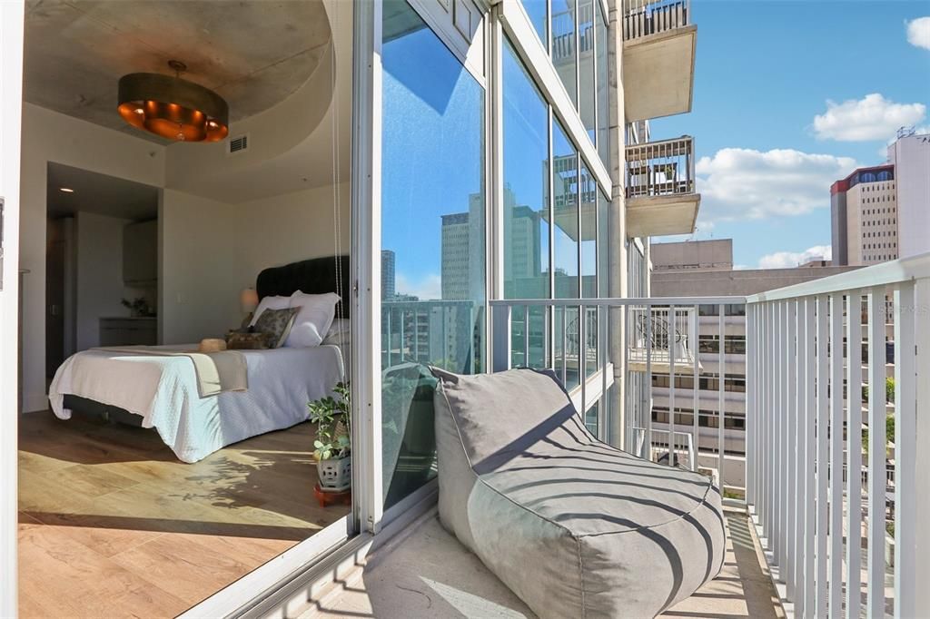 For Sale: $525,000 (1 beds, 1 baths, 846 Square Feet)
