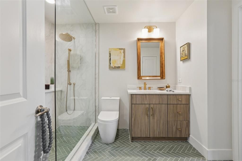 For Sale: $525,000 (1 beds, 1 baths, 846 Square Feet)