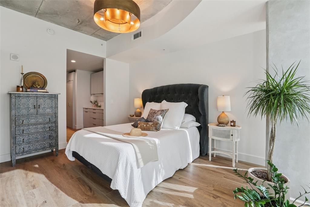 For Sale: $525,000 (1 beds, 1 baths, 846 Square Feet)