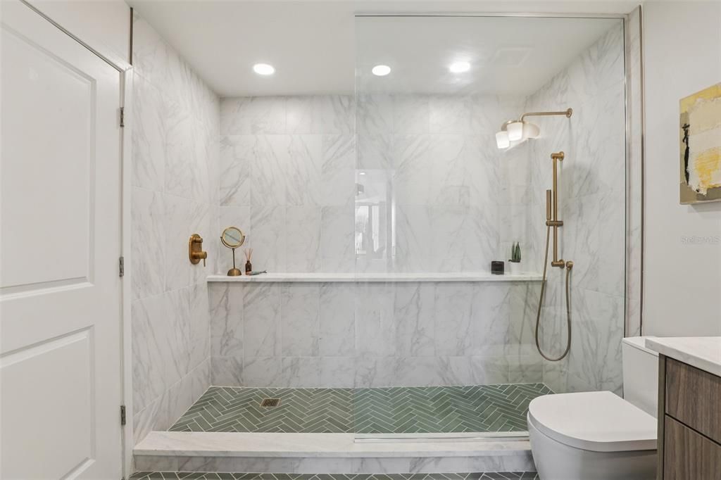 For Sale: $525,000 (1 beds, 1 baths, 846 Square Feet)