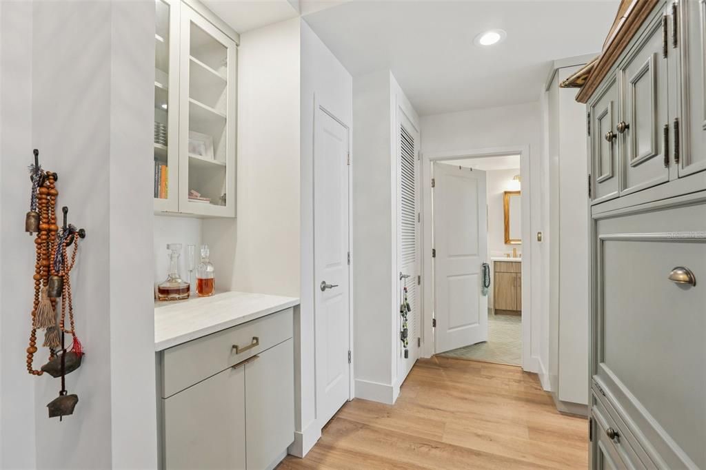 For Sale: $525,000 (1 beds, 1 baths, 846 Square Feet)