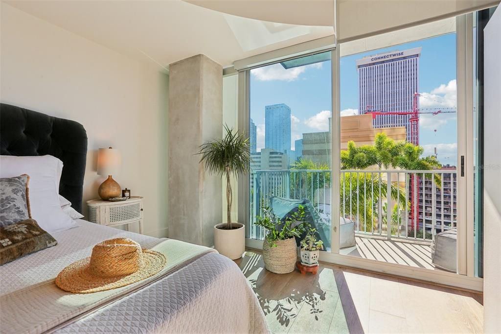 For Sale: $525,000 (1 beds, 1 baths, 846 Square Feet)