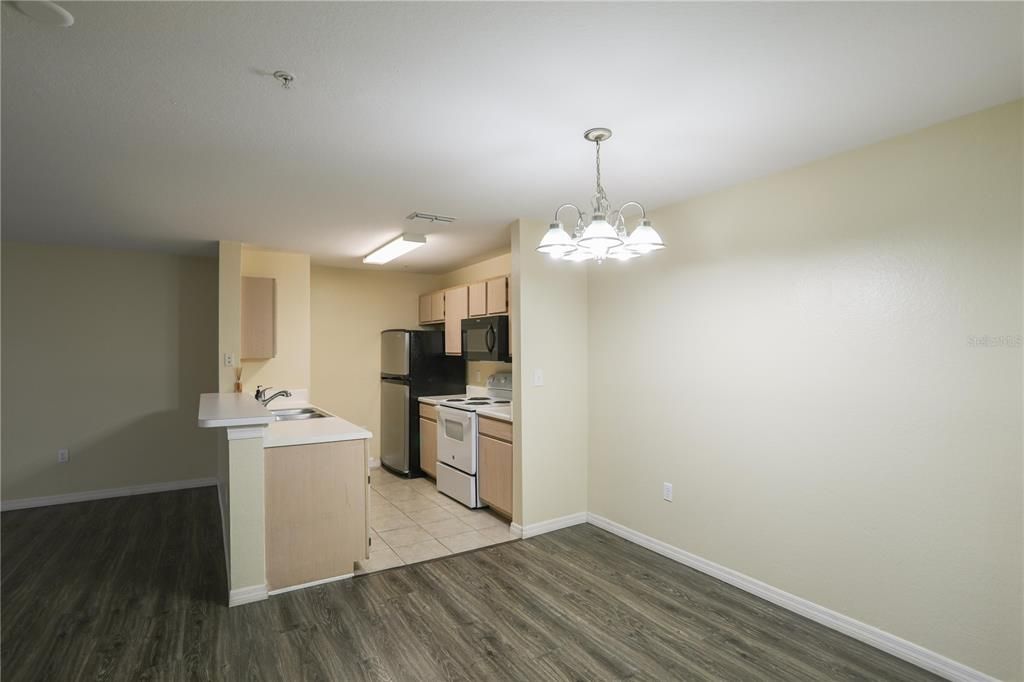 For Rent: $1,295 (1 beds, 1 baths, 734 Square Feet)