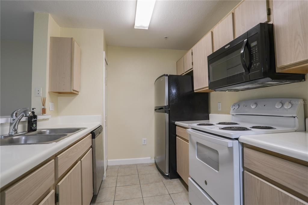 For Rent: $1,295 (1 beds, 1 baths, 734 Square Feet)