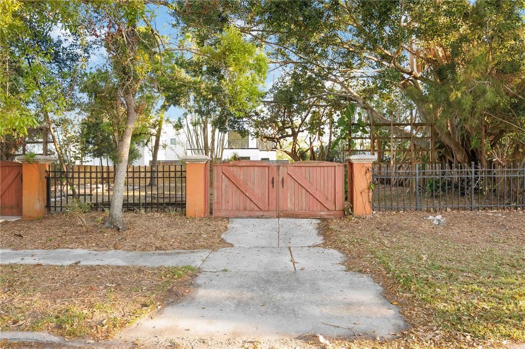 For Sale: $750,000 (3 beds, 2 baths, 1400 Square Feet)