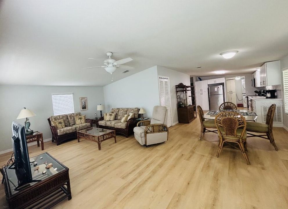 For Sale: $199,888 (2 beds, 2 baths, 1002 Square Feet)