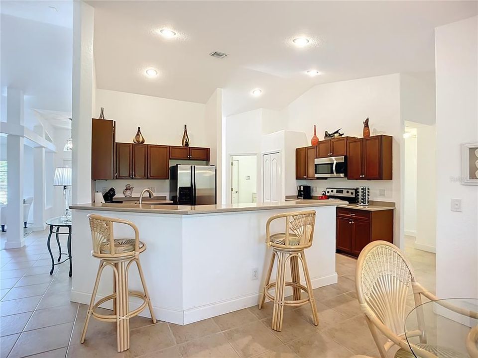 For Rent: $2,400 (3 beds, 2 baths, 2006 Square Feet)