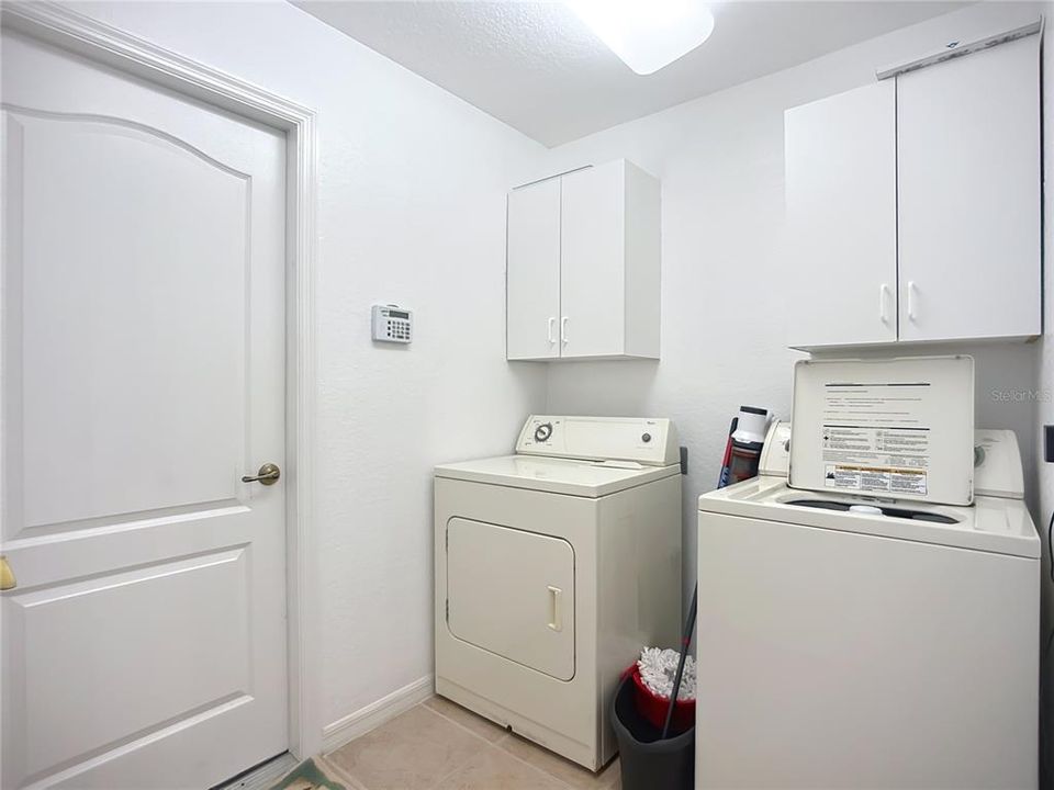 For Rent: $2,400 (3 beds, 2 baths, 2006 Square Feet)