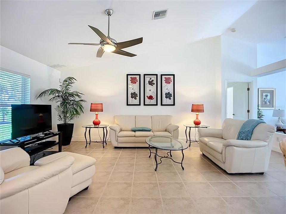 For Rent: $2,400 (3 beds, 2 baths, 2006 Square Feet)