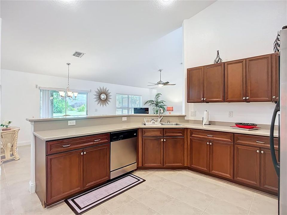 For Rent: $2,400 (3 beds, 2 baths, 2006 Square Feet)