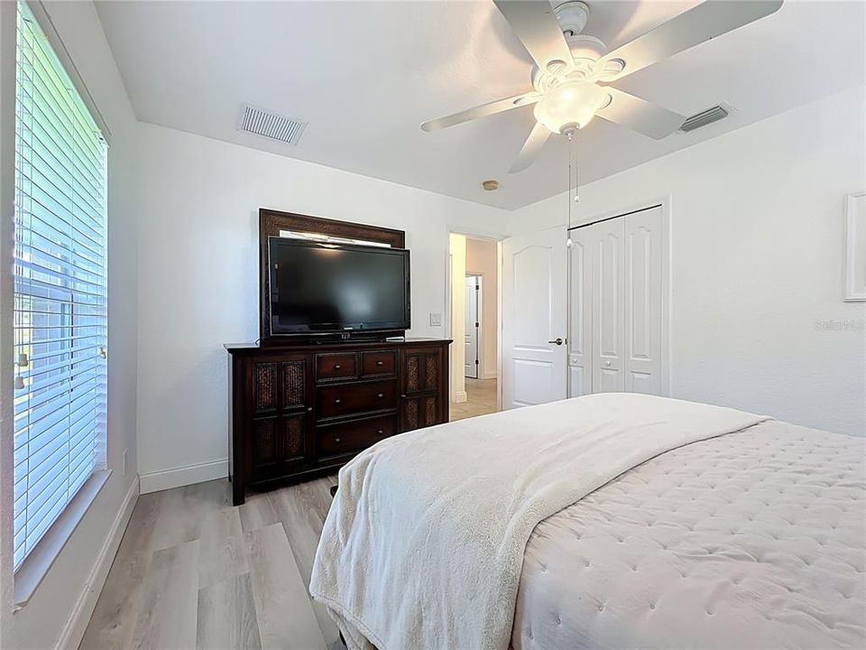 For Rent: $2,400 (3 beds, 2 baths, 2006 Square Feet)