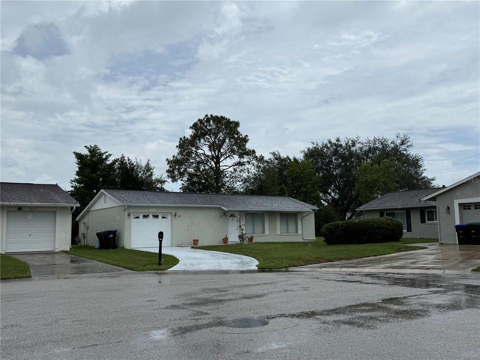 For Sale: $319,900 (2 beds, 2 baths, 1070 Square Feet)
