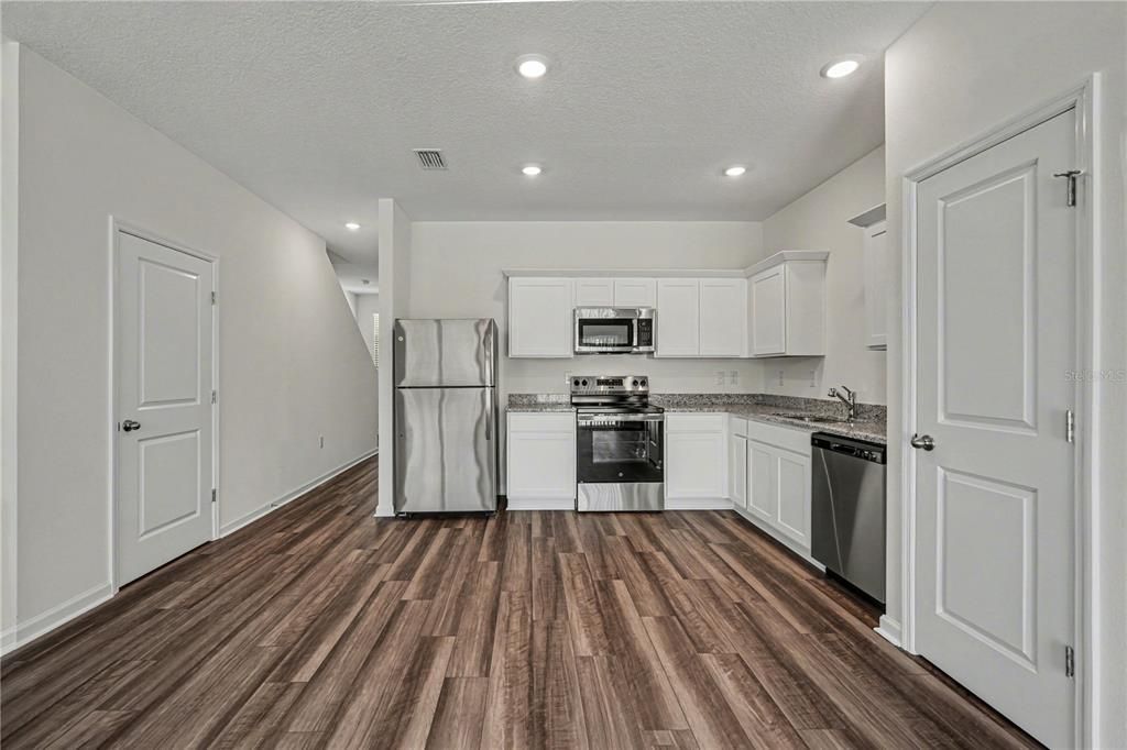For Rent: $1,520 (3 beds, 2 baths, 1386 Square Feet)