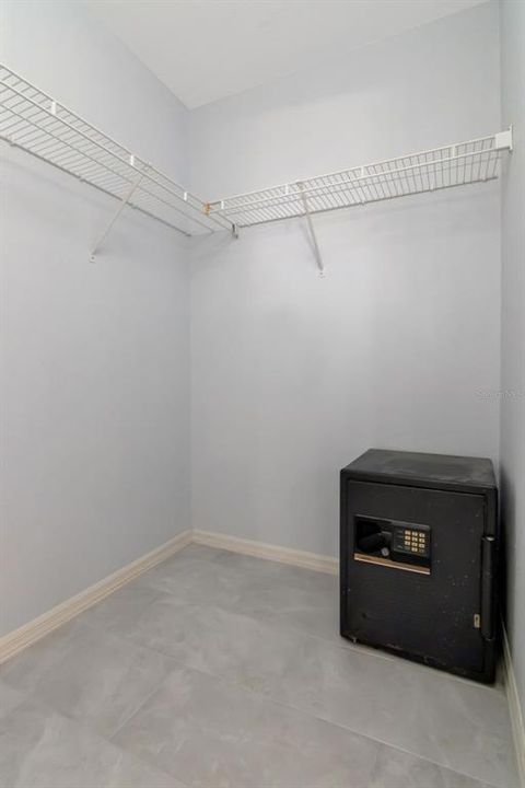 For Sale: $400,000 (4 beds, 2 baths, 2365 Square Feet)