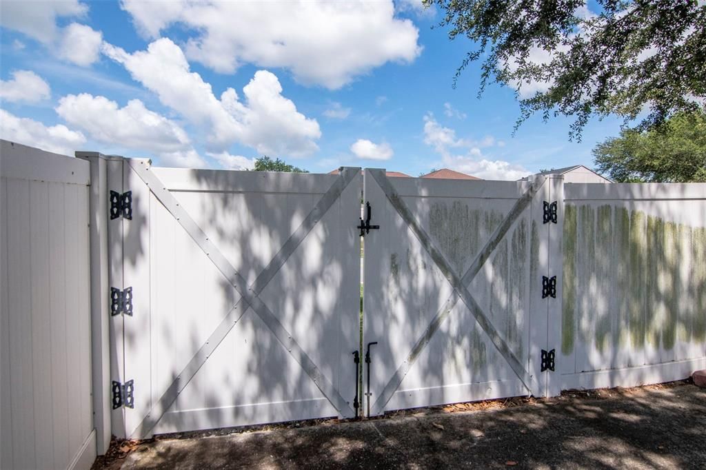 For Sale: $400,000 (4 beds, 2 baths, 2365 Square Feet)
