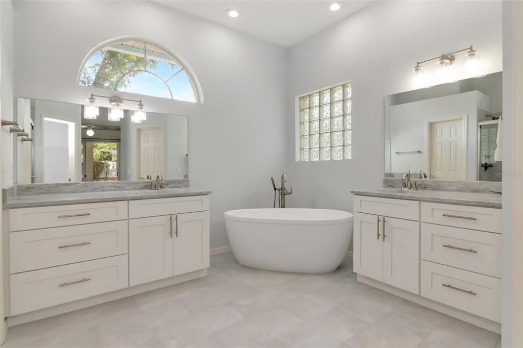 For Sale: $400,000 (4 beds, 2 baths, 2365 Square Feet)